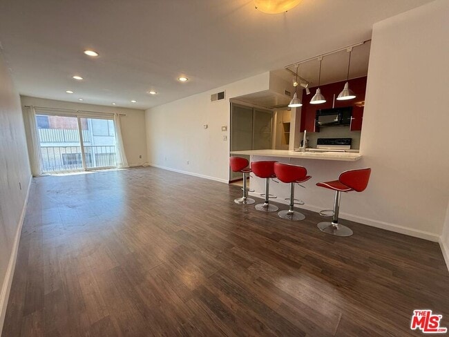 Building Photo - 5257 Radford Ave Unit 309 Rental