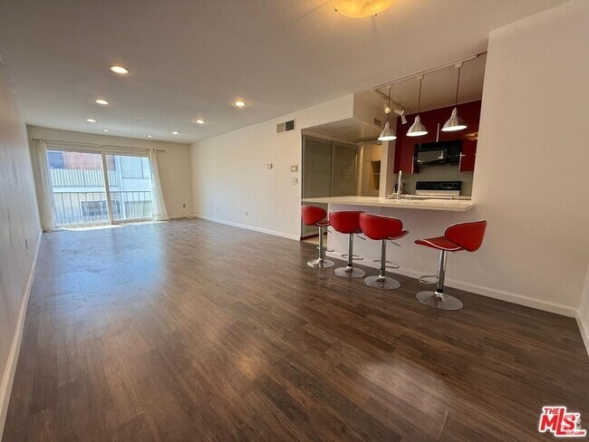 Building Photo - 5257 Radford Ave Unit 309 Rental