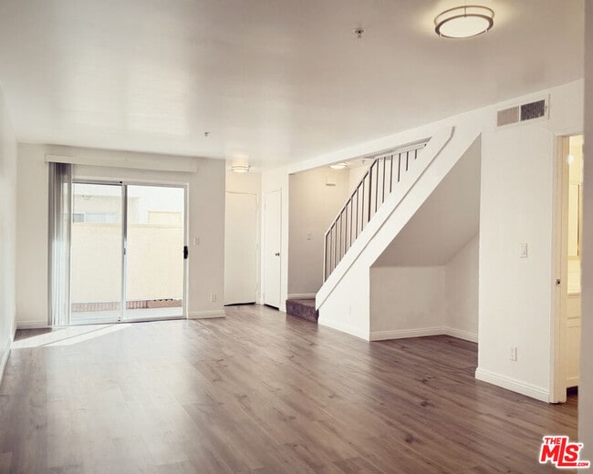 Building Photo - 16037 Vanowen St Unit 103