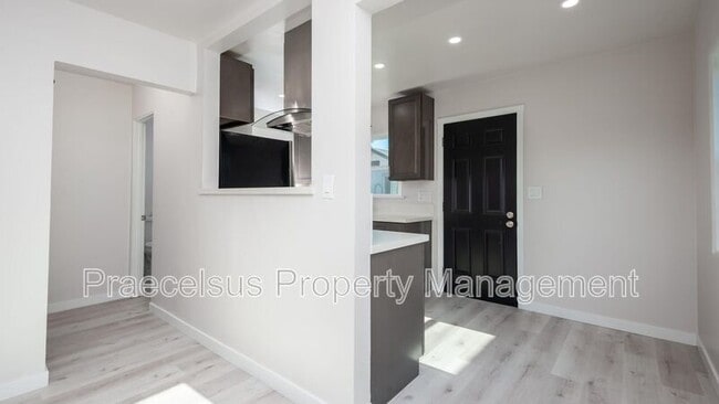 Photo - 112 E 5th St