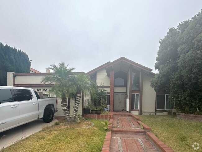 Building Photo - Spacious 4-Bedroom Home for Lease in Desir...