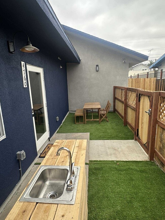 Photo - 4760 Voltaire St