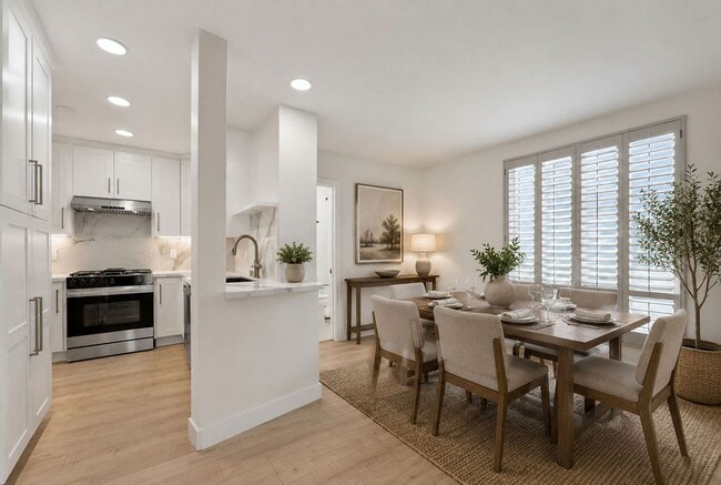 Building Photo - Renovated Coastal Townhome in Prime Santa Monica