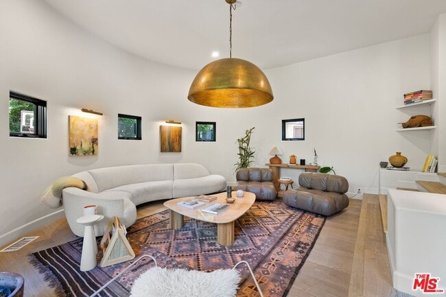 Photo - 2065 Watsonia Terrace