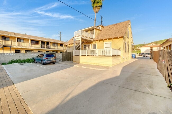 Building Photo - This spacious 1 bed, 1 bath apartment in a small, peaceful property in prime Lincoln Heights is n... Unit 2821 1/2