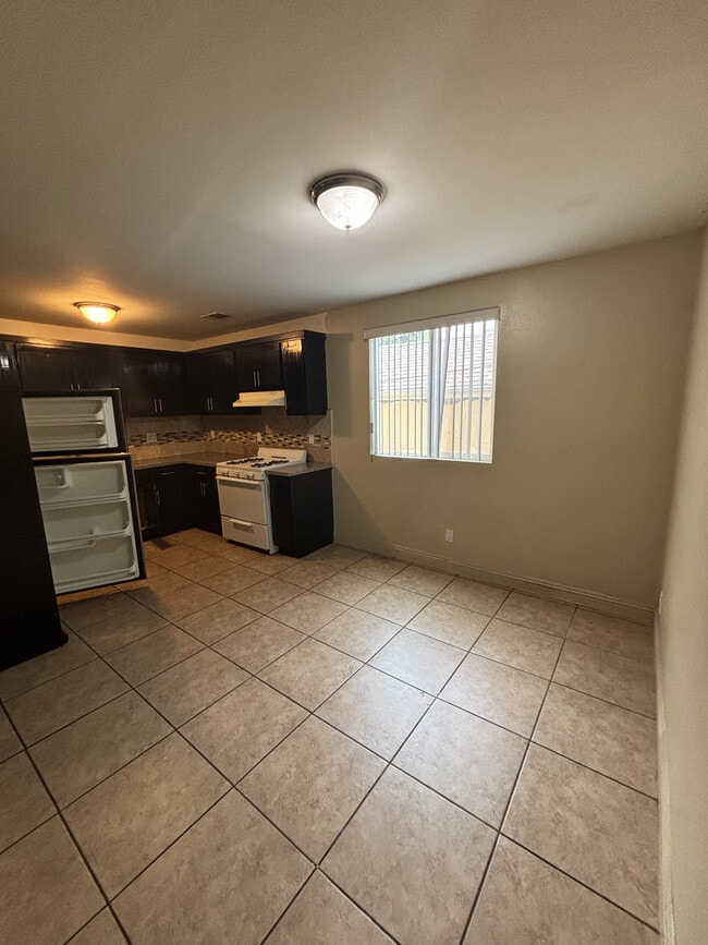 Photo - 616 E 84th Pl