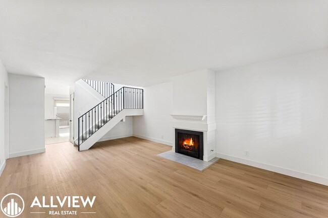 Building Photo - Gorgeous 3 Bed/2.5 Bath in Newport Beach Available Now!