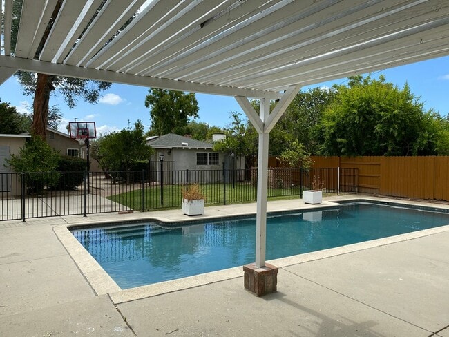 Tarzana Lifestyle: Elegant Home with Pool,... - Tarzana Lifestyle: Elegant Home with Pool,...
