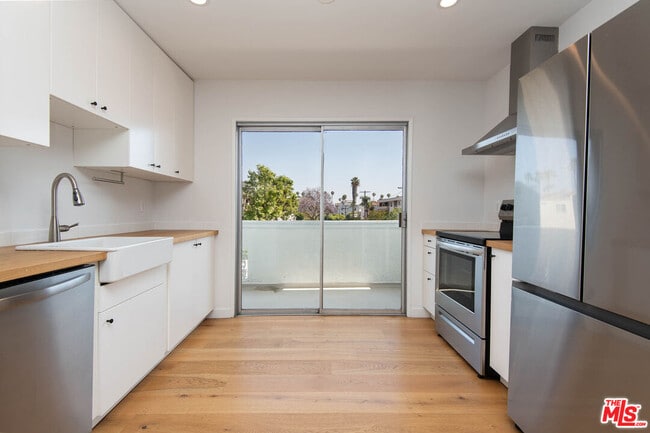 Building Photo - 5935 Chula Vista Way Unit 102