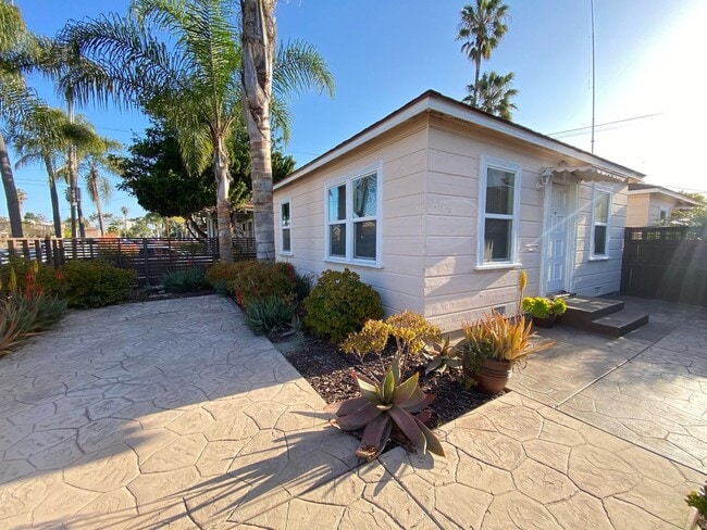 Building Photo - LARGE EXCLUSIVE PATIO! Charming Bungalow w... Unit 4083 Iowa St
