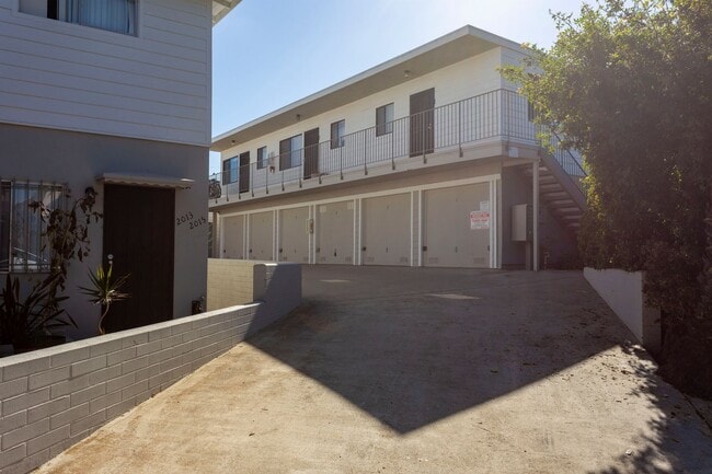 Building Photo - Spacious Pacific Beach 2BR Townhome w/ Par...