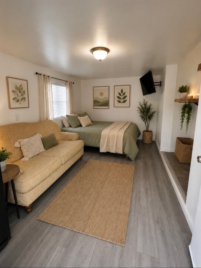 Building Photo - 1732 Englewood Dr Unit Studio