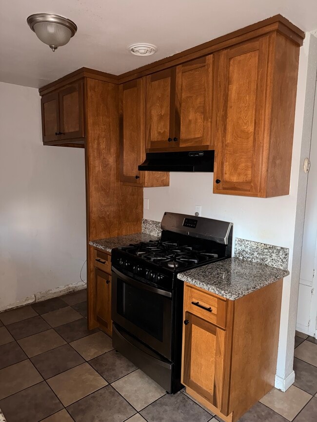 Kitchen - 1610 W 168th St Unit D