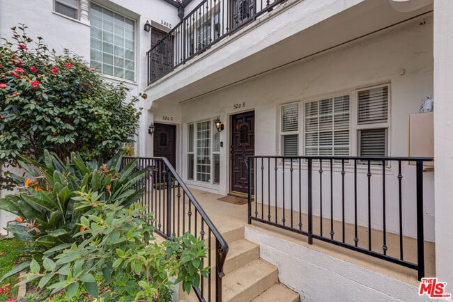 Photo - 320 S Reeves Dr Unit B