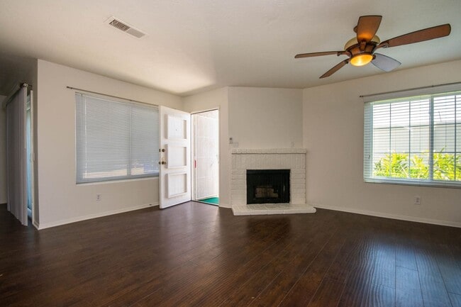Building Photo - 3BR Townhome with Spacious Fenced Yard!