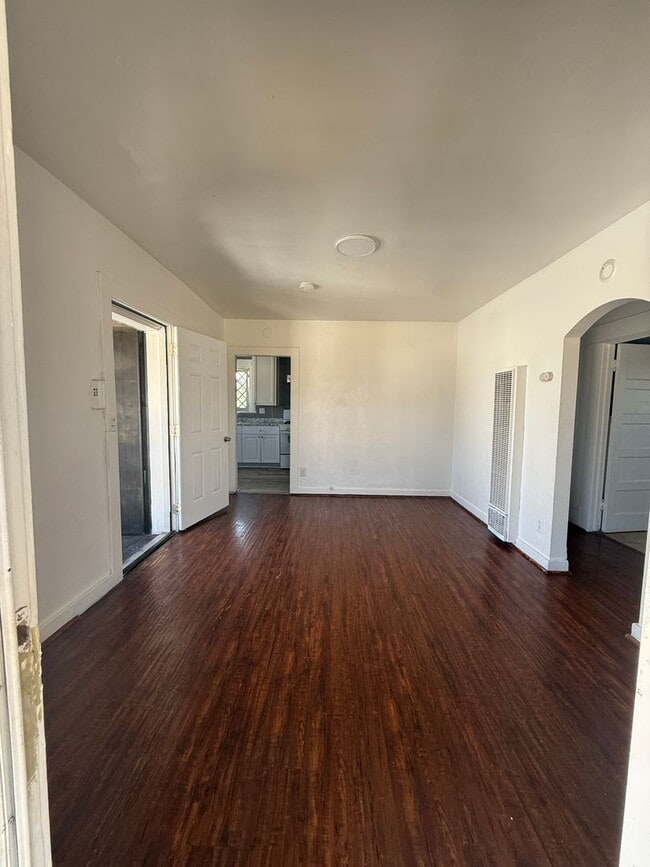 Photo - 649 W 8th St