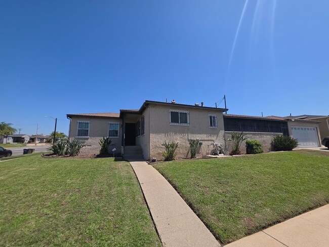 Building Photo - Updated 3-Bedroom Home with Bonus Room, New Appliances & New Central Air