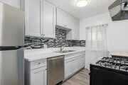 1BR, 1BA - 650SF - 7162 Hawthorn Ave