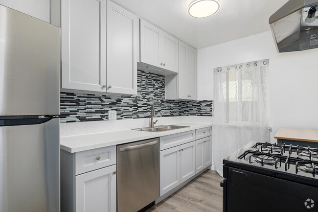 Interior Photo - 7162 Hawthorn Ave