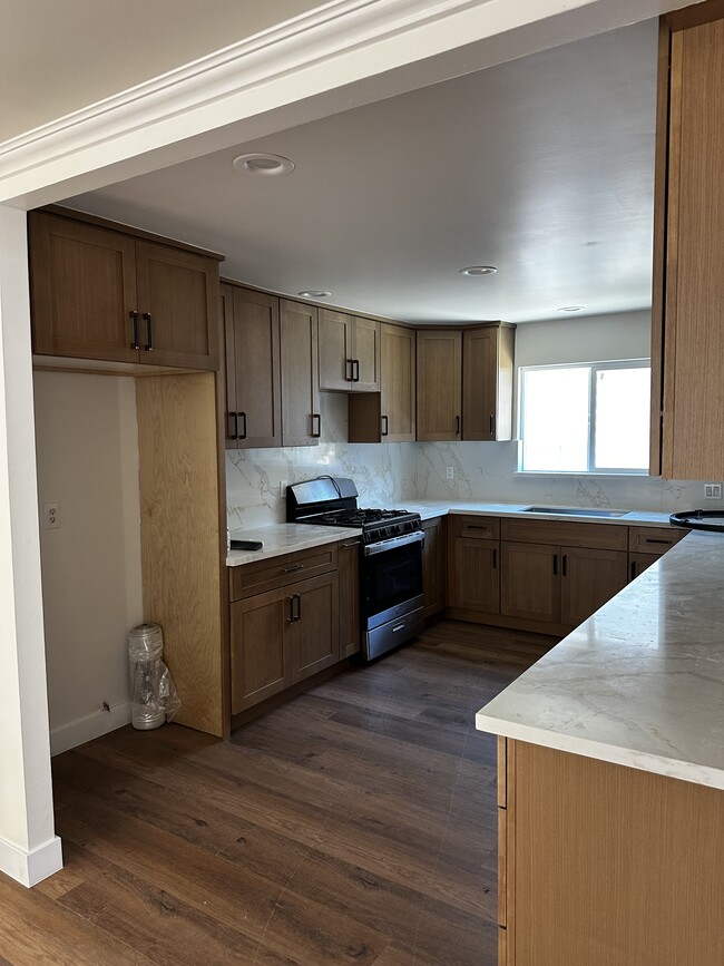 Kitchen - 349 W Lomita Ave