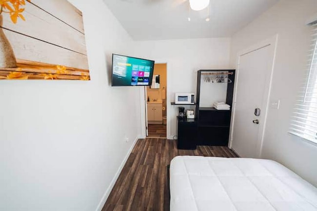 Building Photo - 2115 N Raymond Ave