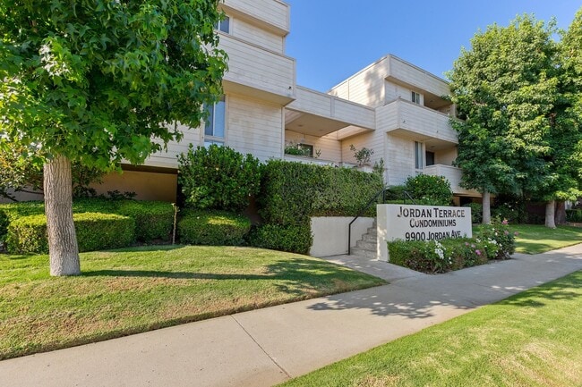 Building Photo - Excellent 1 Br 1Ba with Den in a Well Kept...