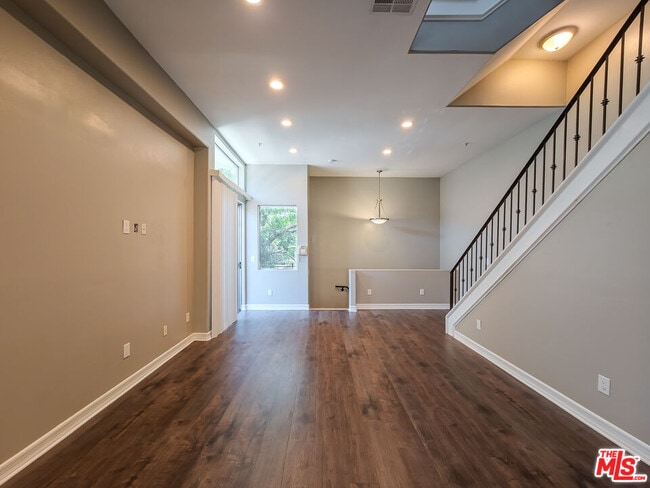 Photo - 5237 Willowcrest Ave