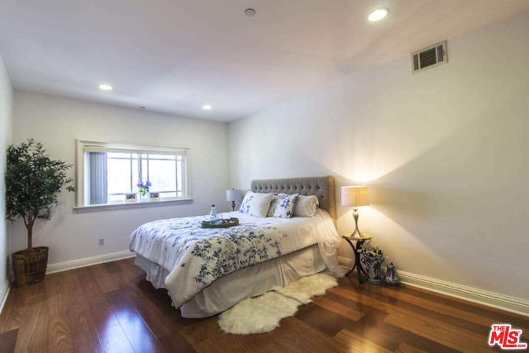 Photo - 1043 S Kenmore Ave Unit 506