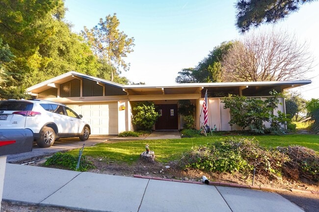 Building Photo - BEAUTIFUL 3 BEDROOM HOME WITH POOL IN THE HILLS OF LA CRESCENTA