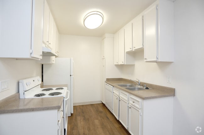2 BR, 1 BA - 850 SF - River Trail Apartments