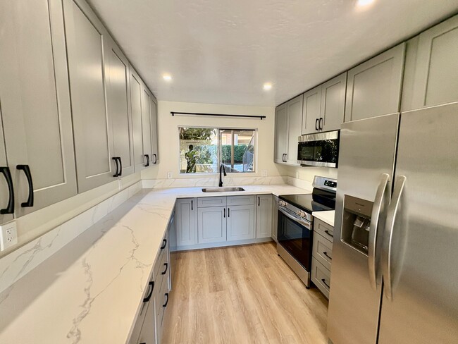 Building Photo - 6816 Hyde Park Dr