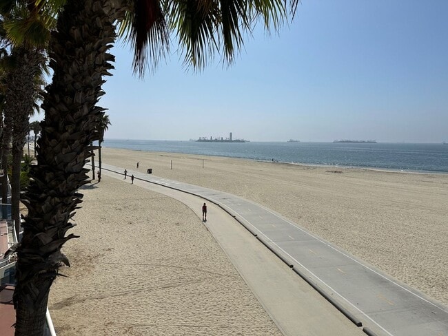 Photo - Beachfront Oasis - 3 bed 2 bath in Alamitos Beach