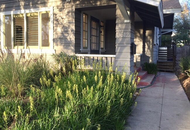 close-up of entrance with porch - 3512 Pershing Ave Unit 3512