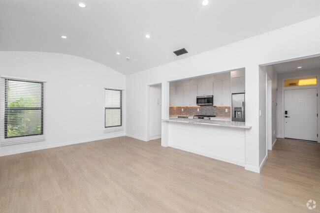 1BR, 1BA - 750SF - Living Room - 9940 Robbins Dr