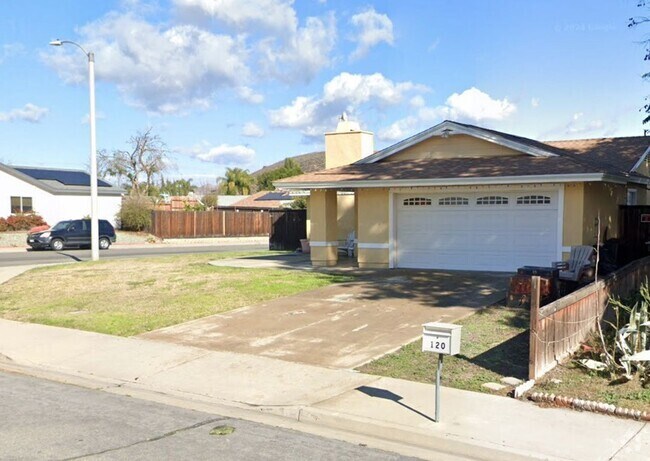 Building Photo - Charming 3 Bed/2 Bath Corner Home With NEW...