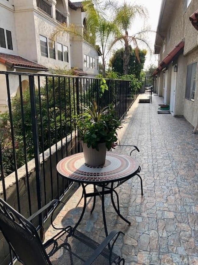 Building Photo - 212 N Jackson St Unit 5