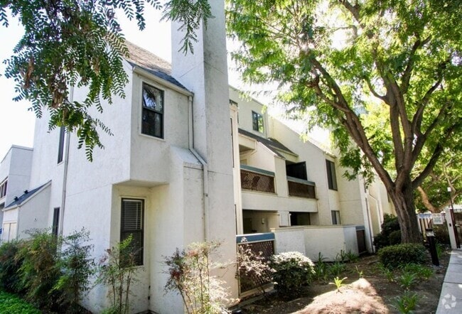 Building Photo - Stunning 2 bedroom/ 2 bath Condo in Creekw... Unit 231