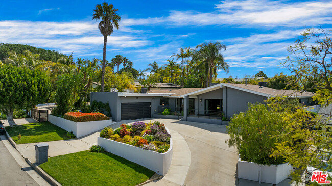 Photo - 8400 Mulholland Dr House