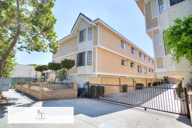 Building Photo - Beautiful Front Unit A Rental