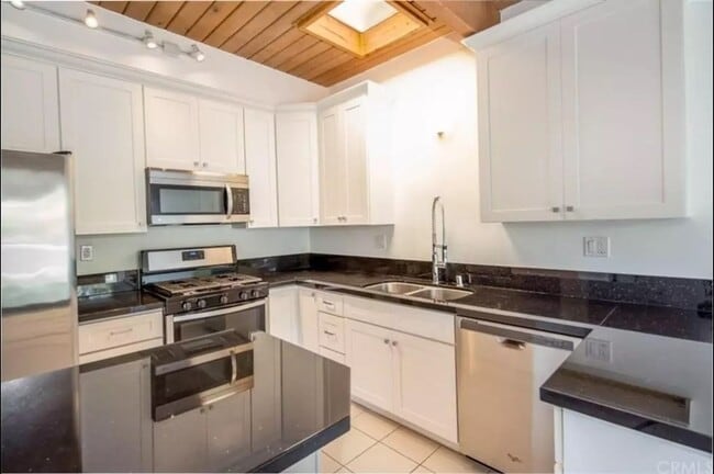 Building Photo - 871 Park Ave Unit B