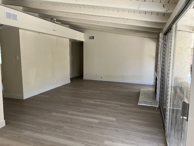 Photo - 19336 Lanark St