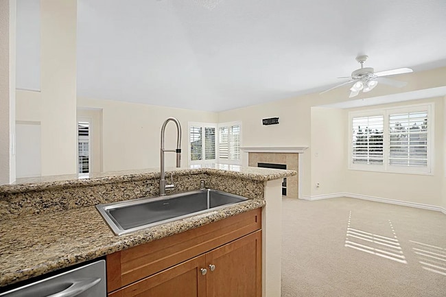 Building Photo - Unit 28E Unit 28E