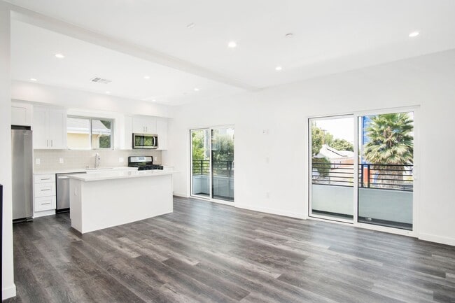 Photo - Brand New 3Bed/3.5 Bath Townhouse Available Now! Unit Hesby St 10924 1/2