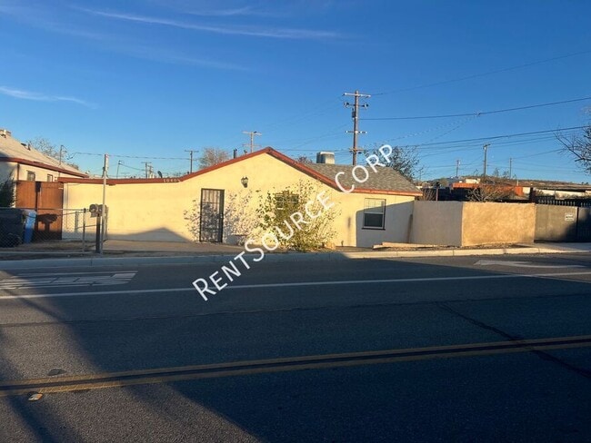 Building Photo - 1040-1042 Flora St