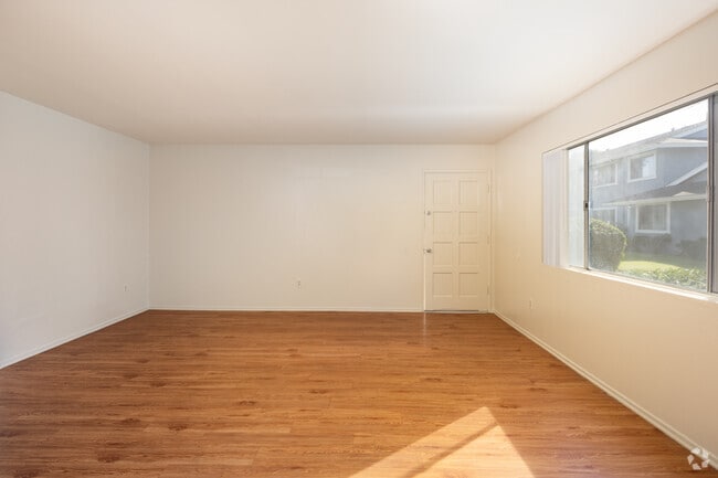 2BR, 2BA - 900SF - Living Room - Lakewood Village