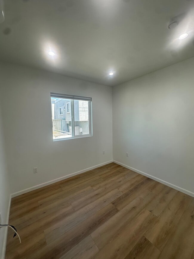 Photo - 709 E Magnolia Blvd
