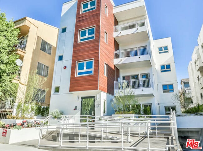 Building Photo - 1424 S Bentley Ave Unit 402