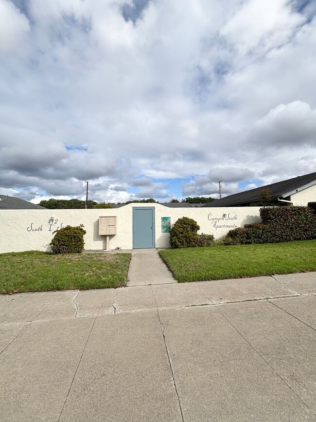 Building Photo - I412-420-P Unit F