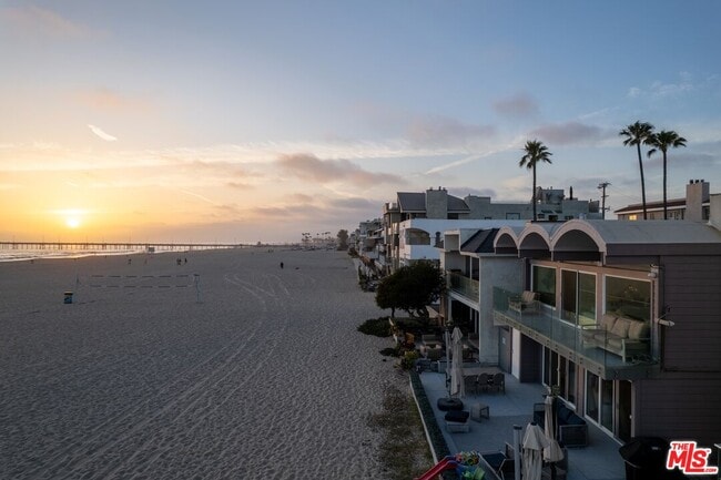 Building Photo - 3806 Ocean Front Walk
