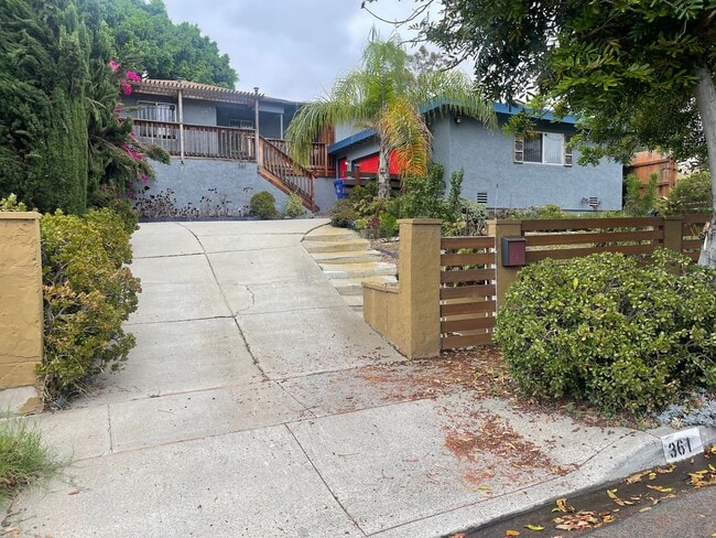 Building Photo - Unique 3 Bedroom 2 Bath House in Encanto